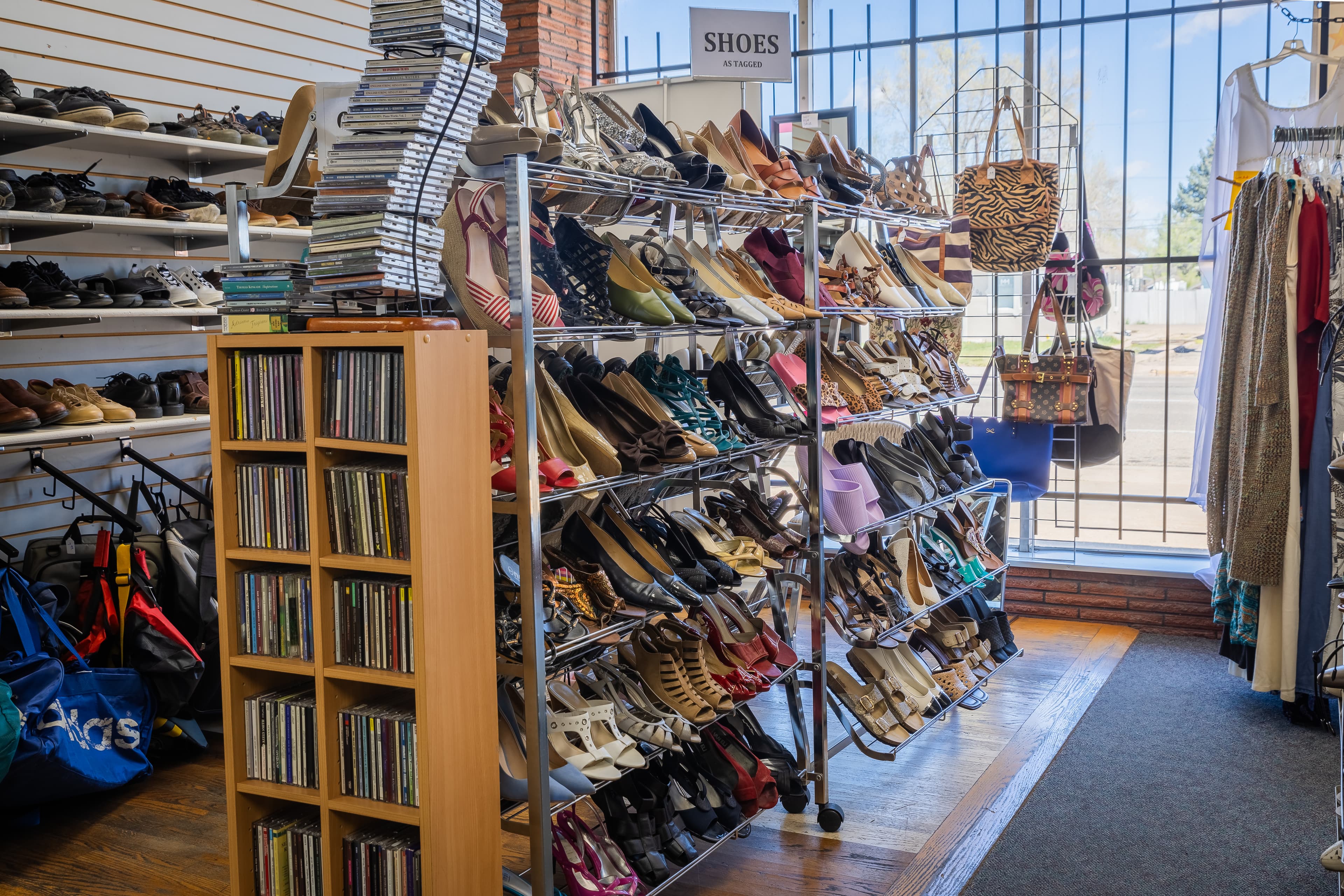 Volunteers Enriching Weld Purses/Shoes
